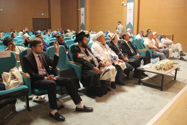 <p>Avrupa Müslüman Forumu'nun Uluslararası Kudüs Enstitüsü, Dünya Müslüman Alimler Birliği, Filistin Devleti ve Türkiye Araştırmaları Vakfı işbirliğiyle düzenlediği "Gazze'deki Soykırıma ve Kutsal Topraklardaki Kutsal Mekanlara Tehditlere Dikkat Çekmeye Yönelik Uluslararası Yuvarlak Masa Toplantısı"nın ikinci bölümü Şanlıurfa'da yapıldı.</p>
<p> </p>