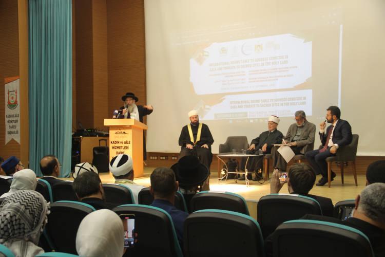 <p>Şanlıurfa Büyükşehir Belediyesi Kadın ve Aile Hizmetleri Daire Başkanlığı konferans salonunda Avrupa Müslüman Forumu Yönetim Kurulu Üyesi Iqbal Sacranie moderatörlüğünde gerçekleştirilen toplantıda, Filistin topraklarında bulunan kutsal mekanların korunması, işgal altındaki bölgelerde yaşanan ihlaller ve uluslararası dayanışma konuları ele alındı. Kur'an-ı Kerim tilavetiyle başlayan program, 3 kutsal dinin temsilcilerinin konuşmaları ile devam etti.</p>
<p> </p>