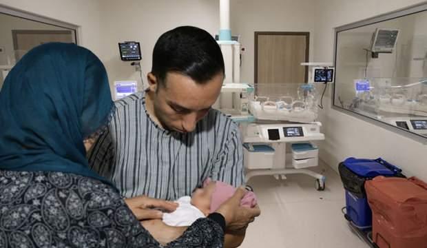 <p>Özel Bağlar Hastanesi Başhekimliği'nden bir gün sonra yapılan yapılan açıklamada, hastanede yenidoğan servisinde yaşanan bebek teslim süreci ile ilgili kamuoyunu doğru bilgilendirme ihtiyacı doğduğu ifade edildi. </p>
<p>Hastane yönetimi, doğumdan taburculuğa kadar tüm kimlik doğrulama prosedürlerinin uygulandığını, olayın personelin bileklik kontrolünü atlamasından kaynaklandığını açıkladı. Sorumlu personelin görevine son verildiği, ek risk değerlendirmesi ve yeni tedbirlerle süreçlerin güçlendirildiği belirtildi.</p>
<p>Açıklamada, “Bebek güvenliği en önceliğimizdir. Kamuoyunun güvenini korumak için şeffaf ve denetlenebilir sağlık hizmeti sunmaya devam edeceğiz” denildi.</p>