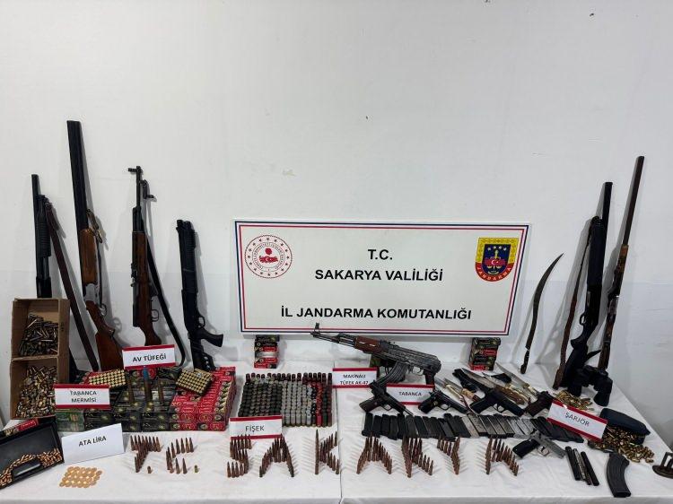 <p>Y.G. (52) isimli şahsın ev ve eklentilerinde yapılan aramalarda; 1 adet kalaşnikof uzun namlulu silah, 1 adet yivli keskin nişancı tüfeği, 2 adet kalaşnikof şarjörü, 5 adet ruhsatsız tabanca, 25 adet tabanca şarjörü, 6 bin 251 adet 9 milimetre tabanca fişeği, 675 adet 45 milimetre tabanca fişeği, 58 adet 7.65 milimetre tabanca fişeği, 332 adet 7.62 milimetre fişek, 5 adet ruhsatsız av tüfeği, 299 adet av tüfeği fişeği, 10 adet kama (kesici-delici alet), 3 adet 5.56 milimetre fişek, 23 adet Ata lira altın, muhtelif sayıda silah yedek parçası ve tamir kiti ele geçirildi. </p>
