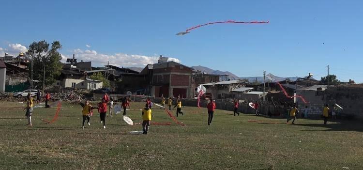 <p><span style="color:#800080"><strong>Erzurum'da yaşayan Serpil-Eser Bayraktutar çiftinin oğlu olan Sıraç'a 3 yıl önce lösemi teşhisi konuldu. Üç yıllık zorlu tedavi sürecinin ardından  üç ay önce Ankara'da ilik nakli olan Sıraç, Erzurum'a döndüğünde uçurtmalarla karşılandı.</strong></span></p>
