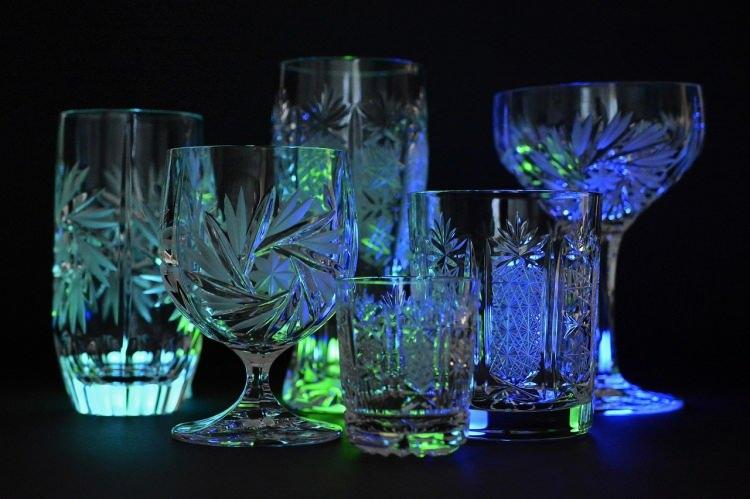 <p><span style="color:#800000"><strong>Bir dönemin vitrin süsü olan kristal bardaklar, bugün koleksiyon dünyasında yeniden değer kazanıyor. Sıradan ev eşyası olmaktan çıkan bu parçalar, artık nadide objeler arasında yer alıyor.</strong></span></p>
