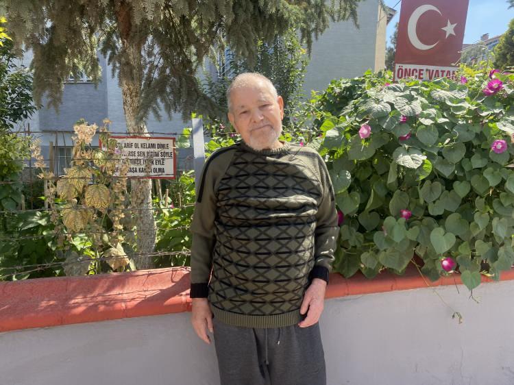 <p>Eskişehir'de yaşayan Bayram Kara (83) vatandaşlara nasihat olması amacıyla apartman bahçesine yerleştirdiği özlü sözler ilginç görüntü oluştururken, <strong>sözleri görenler dönüp bir daha bakıyor. </strong></p>
