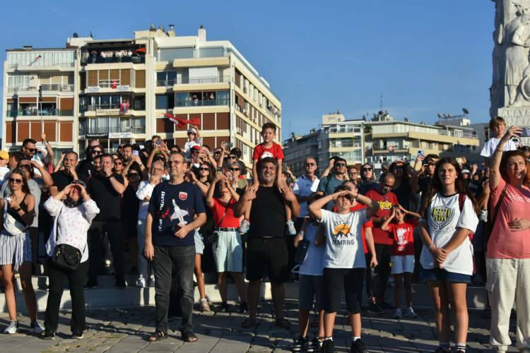 <p>Ellerinde Türk bayraklarıyla alanı dolduran binlerce İzmirli o anları izlerken, cep telefonlarıyla video çekti.</p>