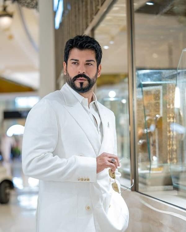 <p><strong>"Kara Sevda", "Çalıkuşu", "Muhteşem Yüzyıl" gibi reyting rekortmeni yapımlarla geniş kitlelere ulaşan ünlü oyuncu Burak Özçivit, son olarak "Kuruluş Osman" dizisindeki başarılı oyunculuk performansıyla çok konuşulmuştu. </strong></p>
