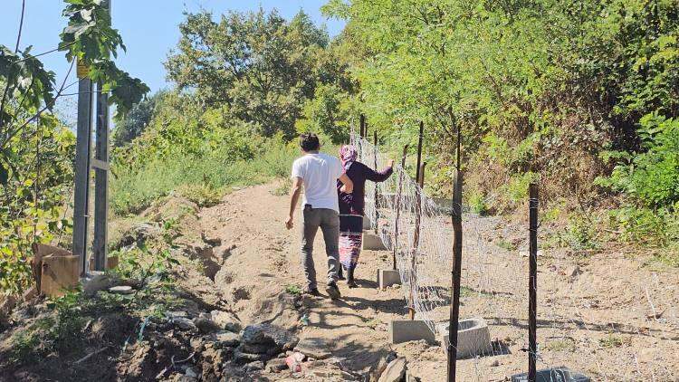 <p>Zonguldak’ta Fidan Arslan Yılmaz’ın (73) yaşadığı eve giden, İl Özel İdaresi'nin açtığı yol, komşusu tarafından tel örgü ve beton bloklarla kapatıldı. İlginç olayın gerekçesi ise şaşkınlık yarattı. </p>

