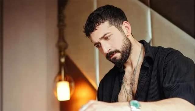 <p>Ancak <strong>Emre Bulut</strong>, söz verdiği saatlerde arabayı teslim etmeyince <strong>A.U.</strong> telefonla aradı. <strong>Emre Bulut</strong>, telefonlara da cevap vermeyince <strong>A.U.</strong> şüphelenerek polise gitti ve <strong>Emre Bulut hakkında suç duyurusunda bulundu.</strong></p>
