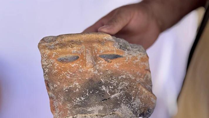 <p>DSİ'nin 2002'de sulama kanalı projesi kapsamında höyüğün doğusundan toprak alımı sırasında arkeolojik eserlerin çıkmasıyla durdurulan çalışma alanında Konya Müze Müdürlüğünce 2002-2005 yılları arasında kurtarma kazısı yapıldı.</p>

<p> </p>
