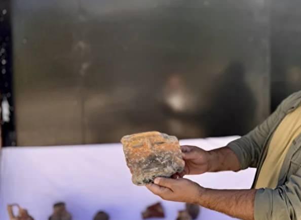 <p>Hayvan figürleri, mühürler, obsidiyen ok uçları ile taş baltaların yer aldığı buluntular arasında çömlek parçası üzerindeki kabartma <strong>"insan yüzü" </strong>dikkati çekti.</p>

<p> </p>
