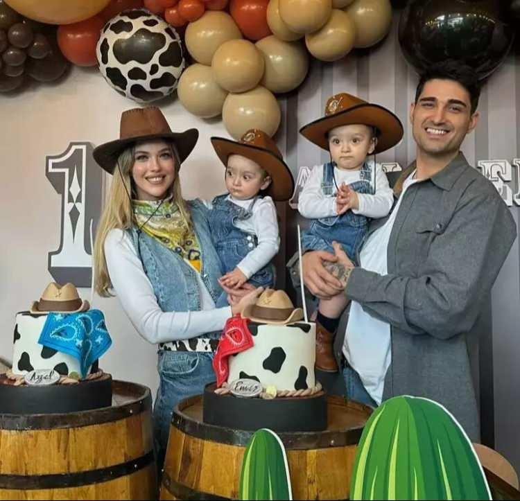 <p><strong>Ben bıyıklı birine gülmezdim ikizler gülüyor. Şu an keyifli iki dedesiyle. Ailelerle araları mükemmel" diye konuştu.</strong></p>
