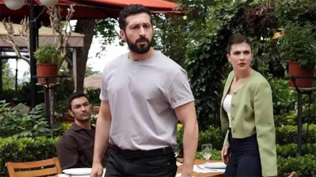 <p>Üzerinden <strong>sahte polis rozeti</strong> çıkan Emre Bulut'a, rozeti neden taşıdığı sorusu yöneltildiğinde<strong> "oyuncu olduğum için üzerimde bulunduruyorum"</strong> cevabı ise hem mağdur <strong>A.U.'yu</strong> hem de duruşmada bulunanları şaşkına çevirdi. Suçsuz olduğunu söyleyen <strong>Emre Bulut</strong>, mahkemeden beraatını istedi.</p>