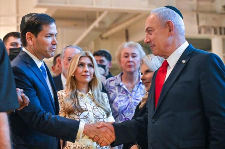 <p>ABD DIŞİŞLERİ BAKANI RUBİO VE NETANYAHU, MESCİD-İ AKSA'NIN YAKININDAKİ TÜNELLERİ GEZDİ</p>
<p>İsrail'in Katar'a saldırısının yankıları sürerken resmi bir ziyaret için bölgeye gelen ABD Dışişleri Bakanı Marco Rubio, İsrail Başbakanı Binyamin Netanyahu ile birlikte Mescid-i Aksa'nın yakınlarındaki tünelleri gezdi.</p>