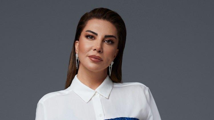 <p><strong>"Yoksun", "Ben Ne Yangınlar Gördüm", "Nasıl Uyuyorsun", "İçime Ata Ata" gibi şarkılarla Türk pop müziğinin güçlü isimlerinden biri olarak anılan Ebru Yaşar, bu kez sahne performanslarıyla değil stiliyle sosyal medyaya damga vurdu.</strong></p>
