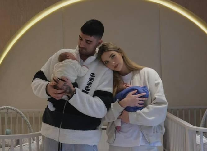 <p><strong>2021 yılında Yasemin Şefkatli ile dünyaevine giren Tatlıses, 2024 yılında ikiz oğulları Sinan Emir ve İbrahim Ayel'in doğumuyla büyük bir mutluluk yaşamıştı.</strong></p>
