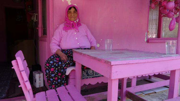 <p><span style="color:#A52A2A"><strong>"OĞLUMA YÜK OLUYORM"</strong></span></p>

<p>Isparta Belediye Başkanı Şükrü Başdeğirmen'i televizyonda gördüğünü, yanan evleri onardığını ve okul çocuklarına destek olduğunu söyleyen Akkul, <strong>"Televizyona bakıp 'Keşke beni de görsen başkanım' diyorum. Önceden az da olsa yürüyebiliyordum, komşuya gidiyordum ama artık hiçbir şey yapamıyorum ve oğluma yük oluyorum. Buradan Şükrü Başkan'ı evime davet ediyorum. Gelsin, çayımı kahvemi içsin, hâlimi hatırımı sorsun, beni görsün."</strong> diye konuştu.</p>
