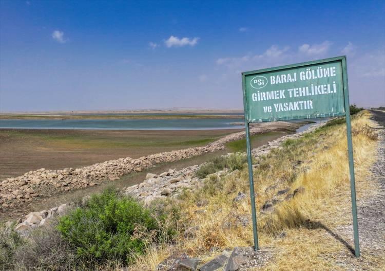 <p><strong><em>"Üreme mevsiminde, göç döneminde ve kış mevsiminde birçok kuş türü burayı beslenmek, üremek ve konaklamak için kullanıyor. Bu konuda elimizde ciddi veriler var. Özellikle ilkbahar yağışlarının yetersiz olması ve yaz aylarının mevsim normallerinin üzerinde sıcak geçmesi nedeniyle barajdaki suyun azalması kaçınılmaz. Kışın da yeterli kar yağışı gerçekleşmezse buharlaşmayla birleştiğinde alan ciddi kuraklık tehdidiyle karşı karşıya kalır. Bu durumdan kuşlardan memelilere kadar tüm canlılar etkilenir. Kuraklık olunca pek çok tür olumsuz etkileniyor."</em></strong></p>

<p> </p>
