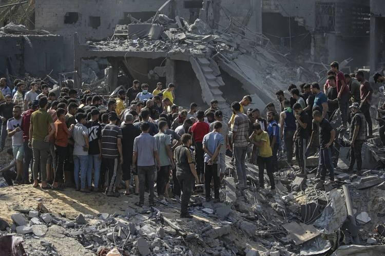 <p>El Cezire'ye göre İsrail'in amacı, sivilleri şehirden çıkmaya zorlayarak, bir zamanlar Gazze'deki Filistinlilerin yaşamının merkezi olan bu şehri yıkmak, Hamas ile savaşmayı kolaylaştırmak ve İsrail halkına bir tür zafer sergilemek. </p>

<p> </p>
