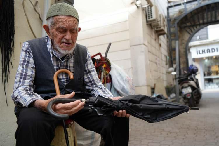 <p><strong>Öncesinde köy terzisiydim. Şemsiye tamirini bir ustadan öğrenmedim, meraktan eskisine bakarak yeniyi öğrendim. Çalışmak için hevesli olmak lazım. Evde duramıyorum, çalışmadan yapamıyorum.</strong></p>