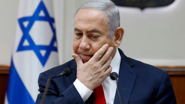 <p>O zaman da şimdi olduğu gibi, İsrail zırhlı birlikleri Gazze şehrini yerle bir ederken, İsrail liderleri Hamas'ı ortadan kaldıracaklarını öne sürdü. O zamandan bu yana, en az 64 bin Gazze sakini katledilirken, Hamas'ın neredeyse tüm liderleri de öldürüldü. Gazze'deki binaların çoğu hasar gördü veya tamamen yıkıldı. Uluslararası yardım kuruluşları, bölgenin birçok yerinde insanların yaşadığı açlığa dikkat çekerken Birleşmiş Milletlerle çalışan kuruluşlar, geçtiğimiz ay Gazze'nin bazı bölgelerinde resmen kıtlık ilan etti.</p>
<p> </p>