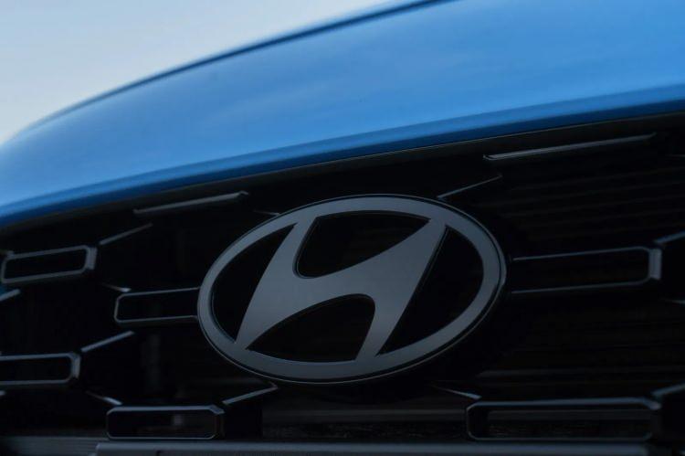 <p>Hyundai i30, panoramik cam tavan, 10,25 inç dijital gösterge paneli ve 10,25 inç dokunmatik bilgi-eğlence sistemi gibi donanımlarla kullanıcıya gelişmiş teknolojik özellikler sunuyor.</p>