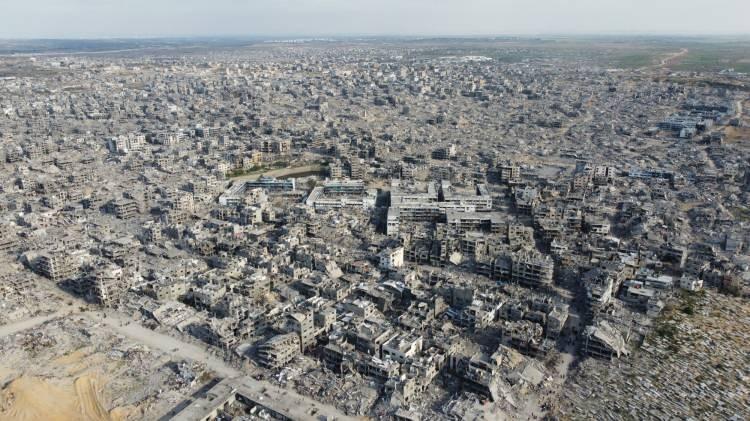 <p>Ancak yardım kuruluşları, güneyde de açlık ve ilaç sıkıntısının giderek arttığına dikkat çekiyor. Gazze Şehri’nden ailesiyle birlikte Han Yunus’a kaçan Maysa Kamal Gaber Nasar, “Bize ‘Güvenli’ dediler ama hiçbir şey yok. Günlerdir barınacak yer arıyoruz ve bulamıyoruz,” ifadelerini kullandı.</p>
<p> </p>