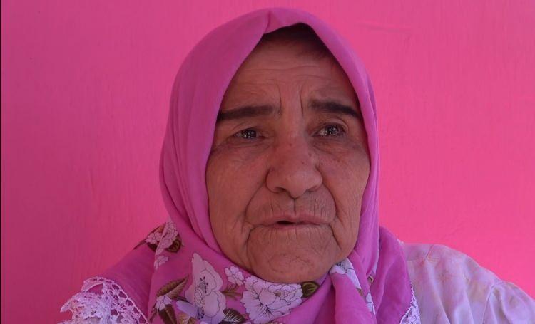<p><span style="color:#A52A2A"><strong>PEMBE RENK TUTUKUSU ÇOCUK YAŞLARDA BAŞLADI</strong></span></p>
<p>Pembe rengine tutkusunu çocukluğundan beri yaşadığını belirten Akkul, <strong>"O zamanlar yokluk içindeydik. Bayramlarda babam hepimize yeni kıyafet almak için alışverişe giderdi. Ben her zaman, 'Baba ne alırsan al, pembe olsun.' derdim. Babam 'Başka renk olmaz mı?' diye sorduğunda da 'Hayır, olmaz. Pembe almazsan giymem.' diye diretirdim. Babam da Isparta'yı alt üst eder, mutlaka pembe bir şey bulur ve gönlümü almak için getirirdi. O aldıklarını kucağıma alıp onlarla uyur, 'Sabah olsa da giysem.' diye heyecanla beklerdim"</strong> şeklinde konuştu.</p>