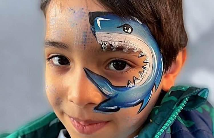 <p><span style="color:#800080"><strong>Prof. Dr. Ayar, kozmetik ürünlerinin arasında sinir sistemine, üreme sağlığına zarar verebilen maddelerin bulunabileceğine dikkati çekerek,</strong></span> <em><strong>"Kozmetiklerin içerisinde bulunan kimyasalların Sağlık Bakanlığı TİTCK onaylı olsalar dahi erişkinler için tasarlanan bu ürünlerin erkenden kullanılması, bugün bilim dünyasının öngöremediği büyük riskleri de beraberinde getirmektedir"</strong></em> <strong>dedi.</strong> </p>