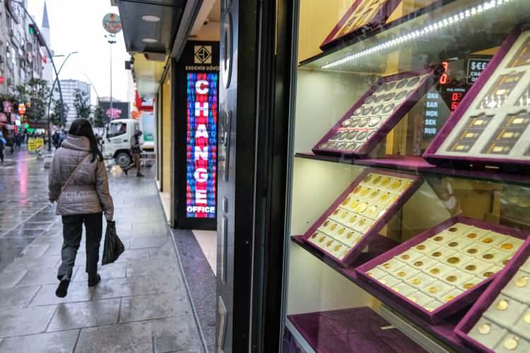 <p>Görünüşe bakınca ayırt etmek olanaksız ancak küçük farklar (ağırlık, renk tonu, çıkardığı tık sesi) var ama bunları yakalamak göz, el ve tecrübe istiyor. Yani sıradan bir alıcı için sahteyi fark etmek tam bir uzmanın işi.</p>
