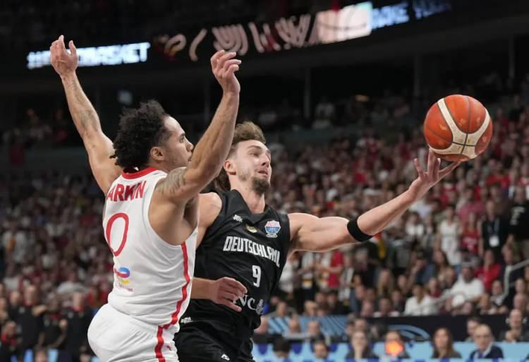 <p>Bild’de maça ilişkin yer alan haberde ise, <strong>“Almanya, finalde güçlü Türkleri 88-83 yenerek, Avrupa Şampiyonluğu'nu ikinci kez kazandı.”</strong> denildi.</p>
