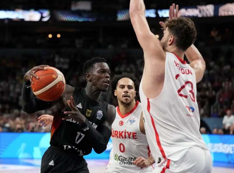 <p><strong>"Almanya, nefes kesen maçta Türkiye’yi mağlup etti. Dennis Schröder yine kahraman oldu."</strong></p>