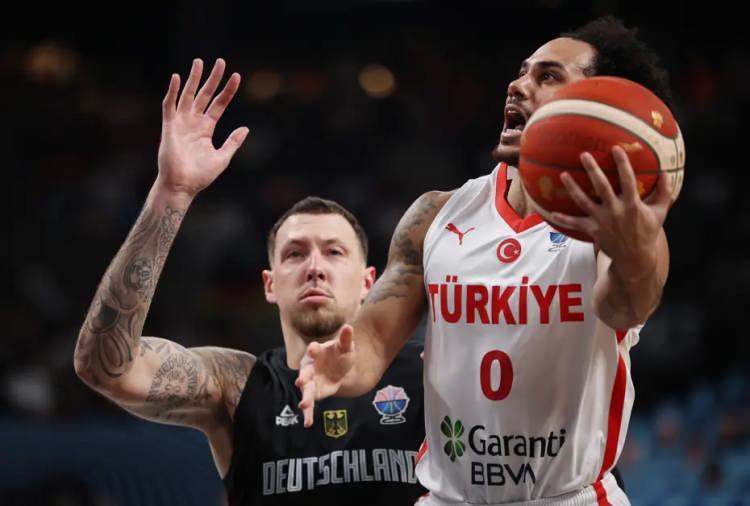 <p>Sportschau ise maçla ilgili, <strong>“Almanya Milli Takımı, dramatik finalde Türkiye’yi mağlup edip şampiyon oldu."</strong> ifadelerine yer verdi.</p>
