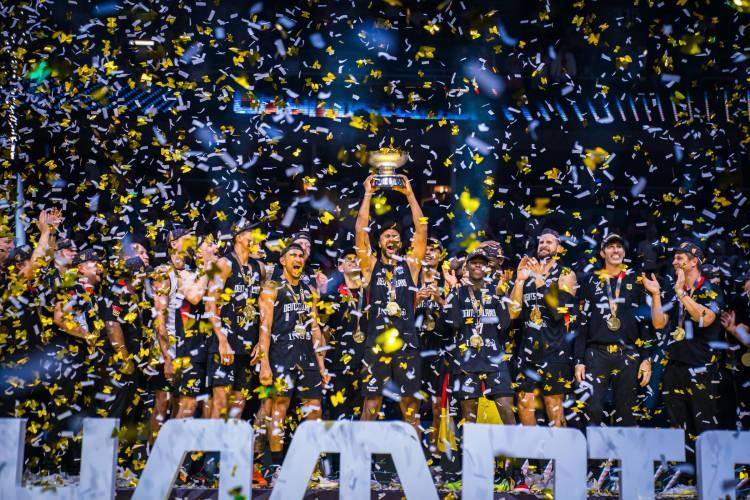 <p>Sky Sports:<br />
<br />
<strong>“Almanya, Dünya Kupası ve Avrupa Şampiyonası'nda nadir görülen çifte şampiyonluğu elde ederek muhteşem bir basketbol yazını taçlandırdı."</strong></p>
