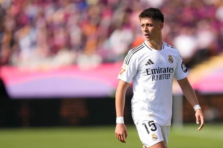 <p>Haberde bir Premier Lig devinin Real Madrid'e Arda Güler için 150 milyon euroya kadar çıkan bir teklifte bulunduğu aktarıldı.</p>