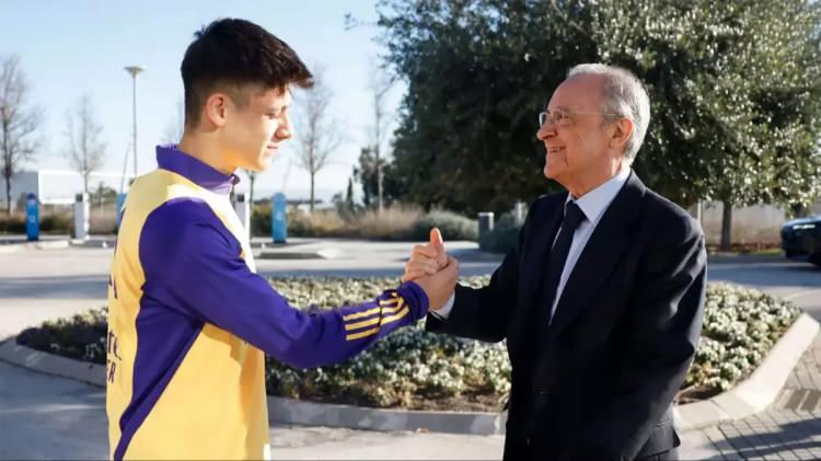 <p>Perez'in gelecekte çok büyük bir yıldız olacağını düşündüğü Arda Güler'i şartlar ne olursa olsun satmayı düşünmediği ifade edildi.</p>