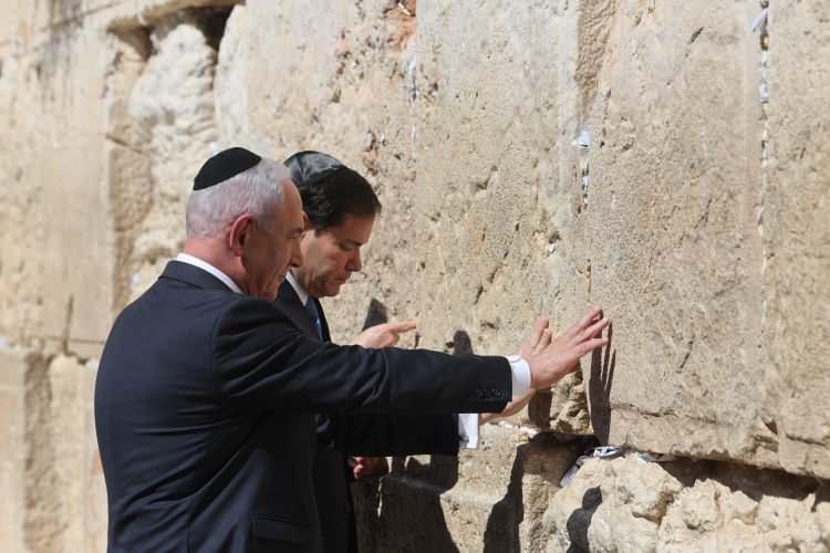 <p>ABD Dışişleri Bakanı Marco Rubio, resmi ziyareti kapsamında geldiği İsrail'deki temaslarına Kudüs'ün tarihi kent merkezindeki Ağlama Duvarı'nda başladı. </p>