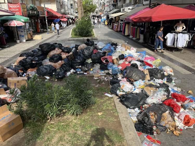 <p>Öte yandan, adeta çöp dağlarının oluştuğu ilçenin en yoğun noktalarından olan Forbes Caddesi havadan görüntülendi.</p>
<p> </p>
<p>Görüntülerde toplanmayan çöplerin yollara yayıldığı, caddenin çöp poşetleri ve atıklarla dolduğu görüldü.</p>