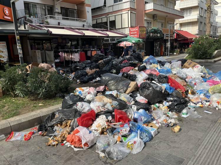 <p>Yaşanan krizin siyasi değil, yönetimsel bir yetersizlik olduğuna dikkat çeken Kaya, açıklamalarına şu ifadelerle devam etti:</p>

<p> </p>

<p><strong>"Ben şort giyiyorum, bacaklarımı sinekler ısırıyor. Esnaf da halk da perişan. Halk sadece bir eylem yapmalı. Bu poşetleri alıp belediyeye bırakırlarsa emin olun çözüm olur. Belediye Başkanını bu kokuyu içine çekmeye davet ediyorum. Belki görmüyor, belki de burnunda koku alma sorunu vardır. En azından bir tedavi ettirelim."</strong></p>
