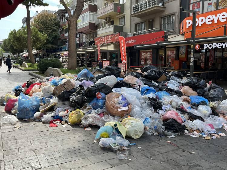 <p><span style="color:#A52A2A"><strong>"FARELER BASACAK"</strong></span></p>

<p>Forbes Çarşısı'nda esnaflık yapan Nurdan Yıldırım, <strong>"Burayı en sonunda fareler basacak. İğrenç, kusacağım. Belediyeye yazıklar olsun, CHP'ye yazıklar olsun."</strong> derken vatandaşlardan Esma Otalıoğlu da,<strong> "İşçilerin parasını versinler. Parklar sökülüp yeniden yapılıyor. Yazık değil mi bu masrafa? Bu paralar işçilere verilmeliydi." </strong>sözlerine yer verdi.</p>
