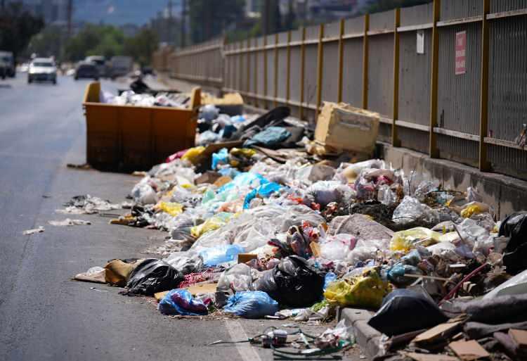 <p>Mahalledeki çöplerin kokusundan rahatsız olduğunu, alışveriş için kullandığı yoldan dahi geçemediğini belirten Coşkun, şunları söyledi: </p>

<p> </p>

<p><strong>"Memleketimizi görmeye geliyoruz ama bu çöplerin kokusundan kusacak gibi oluyoruz.</strong></p>
