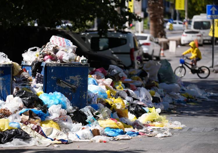 <p>Öte yandan, Hatboyu Caddesi'nde de çöplerin toplanmadığı gözlendi. </p>
