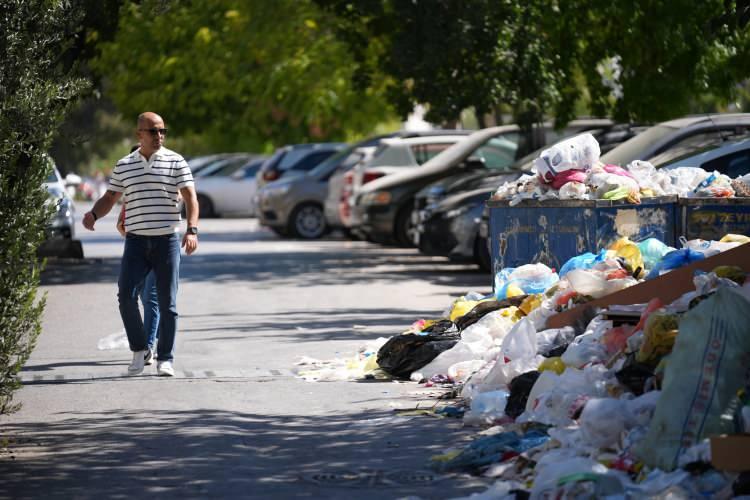 <p>Aynı mahallede yaşayan Mustafa Demirtaş da ilçede hizmet eksikliği bulunduğunu savunarak, şöyle konuştu: </p>

<p><strong>"Kendi evlerinin önü böyle olamaz. </strong></p>
