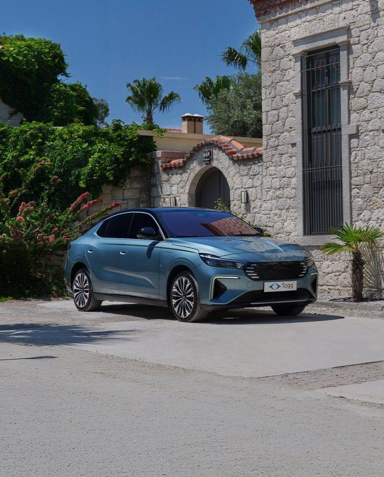 <p>T10F, RWD standart menzil (arkadan itiş), RWD uzun menzil (arkadan itiş) ve çift motorlu olmak üzere 3 farklı teknik versiyon ve iki farklı donanım özelliğiyle pazara çıkacak. </p>

<p> </p>
