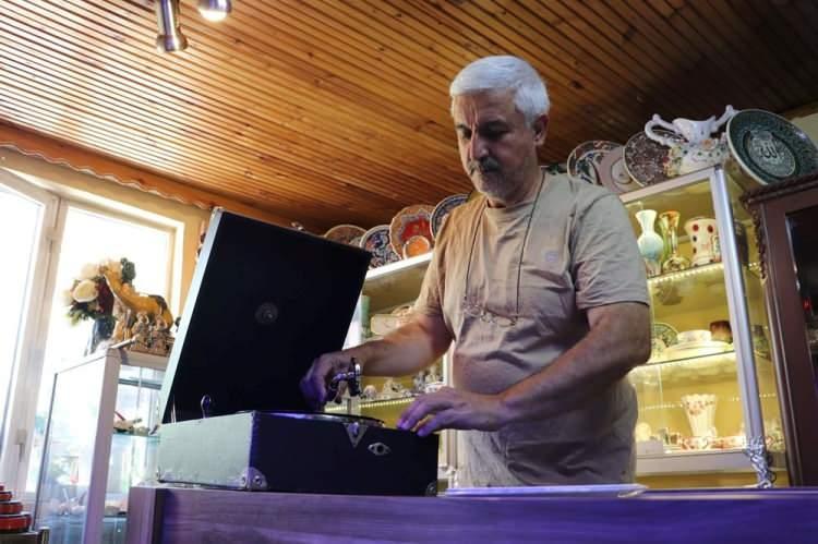 <p><span style="color:#000000"><strong>"BAZEN ÇÖPE ATILMIŞ ANTİKALAR BULUYORUM"</strong></span></p>

<p>Antika kavramının her eski eşyayı kapsamadığını belirten Çağlayan, değerli bir ürünün az ve nadir olması gerektiğini söyledi. Ayrıca, ürünün nitelikli ve göze hitap eden bir yapıda olması gerektiğini de ekledi. Çağlayan,</p>
