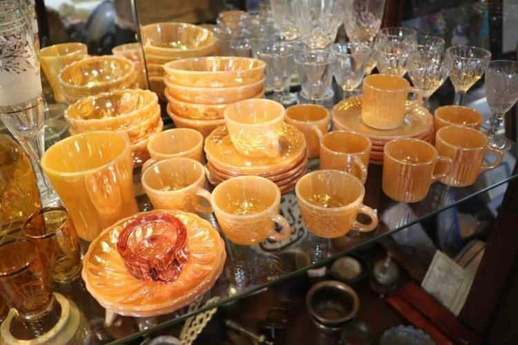 <p><span style="color:#B22222"><strong>"İnsanlar elindeki ürünlerin değerini bilmiyor, bunları değerlendirmesini de bilmiyor. Bazen müşteri gelip ürününe 100 lira istiyor ben 500 lira veriyorum ne diyeceğini bilemiyor" sözleriyle yaşadığı ilginç durumlara değindi. İnsanların elindeki eşyanın gerçek değerini bilmemesi nedeniyle, daha yüksek bir fiyat teklif edildiğinde şaşkınlık yaşadıklarını anlattı.</strong></span></p>
