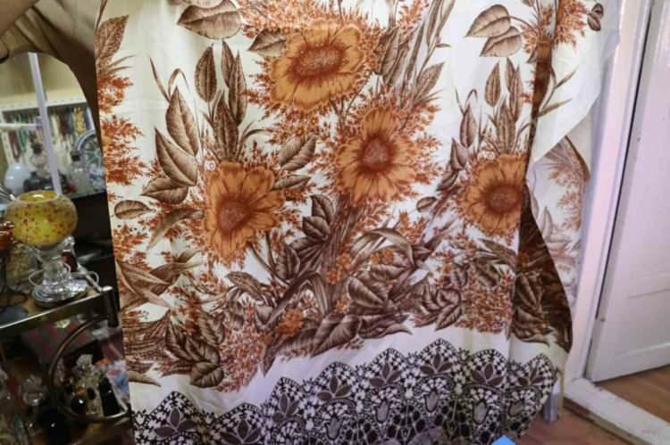 <p> "Bazen çöpe atılmış antikalar buluyorum. Atan kişi ne attığının farkında değil" diyerek, bilinçsizce atılan değerli eşyaların varlığına dikkat çekti. Bu durum, antika eşyaların kıymetinin yeterince bilinmediğini bir kez daha gözler önüne seriyor.</p>
