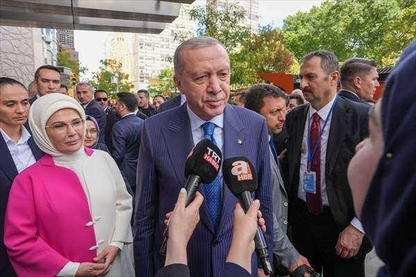 <p>Cumhurbaşkanı Erdoğan ile eşi Emine Erdoğan, John F. Kennedy Uluslararası Havalimanı'ndan Türkevi'ne geçti.</p>
<p> </p>