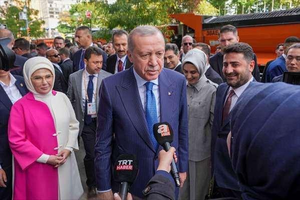<p>Cumhurbaşkanı Erdoğan, daha sonra Türkevi önünde bir gazetecinin, ABD Başkanı Donald Trump ile gerçekleştirilecek görüşmede başta Suriye olmak üzere bölgesel konuların ele alınacak olmasına ilişkin sorusu üzerine, "Sayın Şara ile ilgili olarak yapacağımız ikili görüşmelerimiz var. Sayın Trump ile bununla ilgili yapacağımız görüşmeler var. Çünkü bölgeyi ilgilendiriyor. Bizim için Orta Doğu'da atılacak her adım hayatidir. Bunları da tabii Sayın Trump ile görüşmemiz gerekiyor, çok çok önemli." yanıtını verdi.</p>