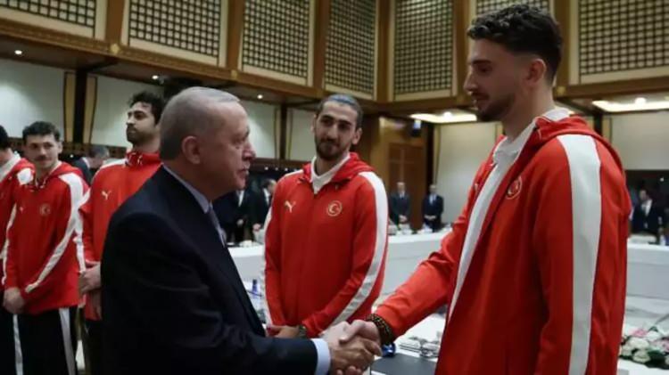 <p>Milli Takımımızı kabul eden Erdoğan, sosyal medya platformu Next'te şu paylaşımı yaptı:</p>
