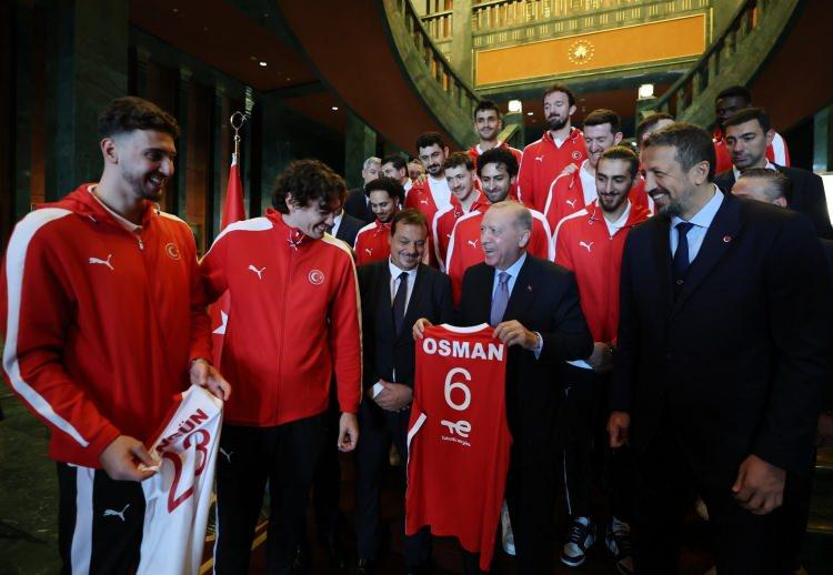 <p>Eurobasket 2025'te Avrupa ikincisi olan ve gümüş madalya ile ülkemize dönen '12 Dev Adam' Cumhurbaşkanı Recep Tayyip Erdoğan'ı ziyaret etti.</p>
<p> </p>