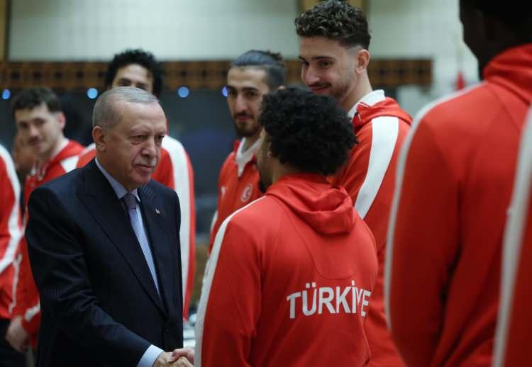 <p>Bu sene kıl payı kaçırdığımız Avrupa şampiyonluğunu inşallah sonraki yıllarda elde edeceğimize inanıyorum.</p>
